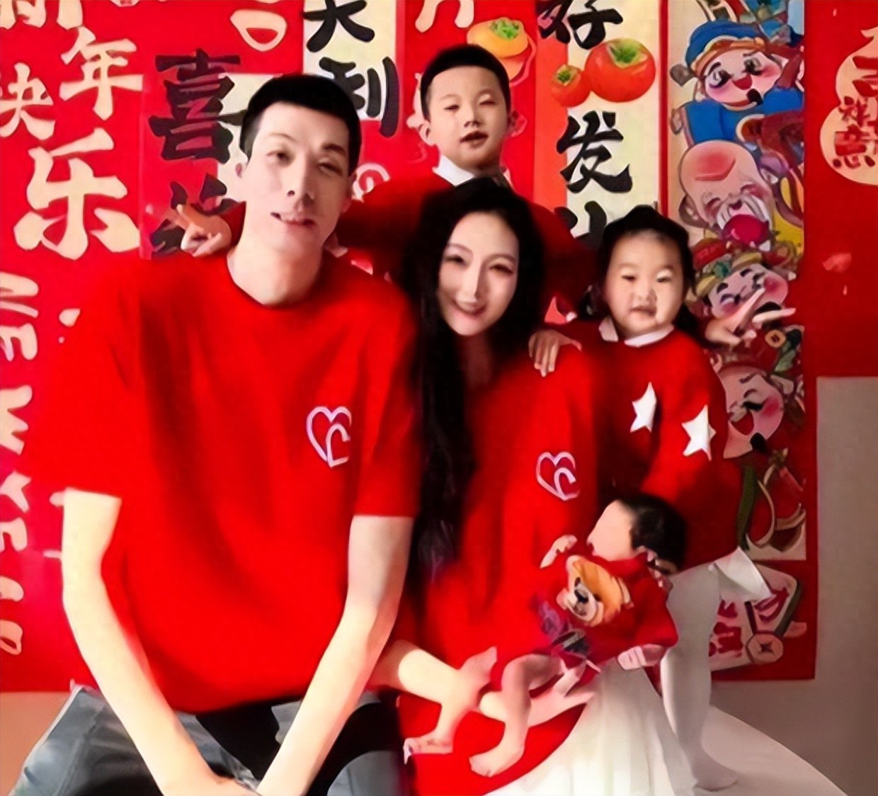 任駿飛曬過年全家福！一家五口，三寶剛滿月，博士空姐妻子很嬌美