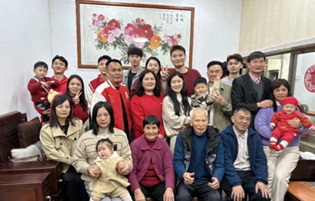 徐杰在家地位低！全家福：站最后排，身高比堂兄矮，姐姐顏值搶鏡